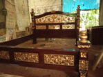 Tempat tidur ukir motif Rahwana